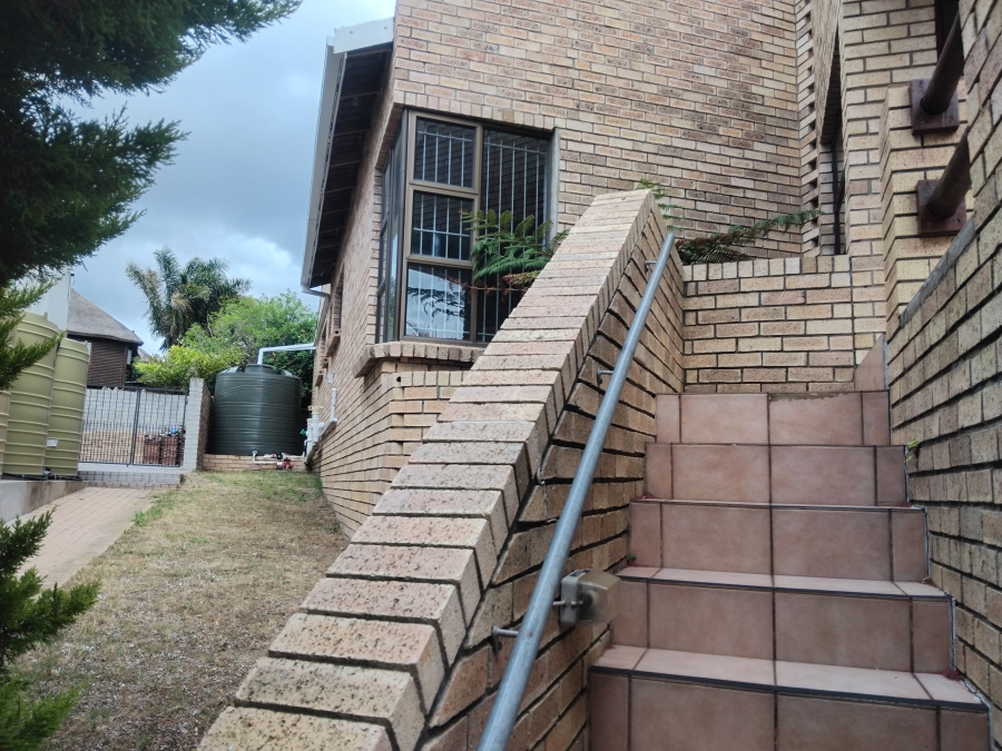 6 Bedroom Property for Sale in Wavecrest Eastern Cape